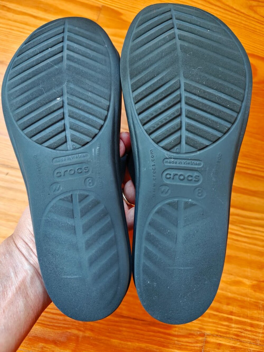 Crocs Sanrah Metal Circle Slide Sandal Womens 8 Black Comfort Slip On - Picture 7 of 9